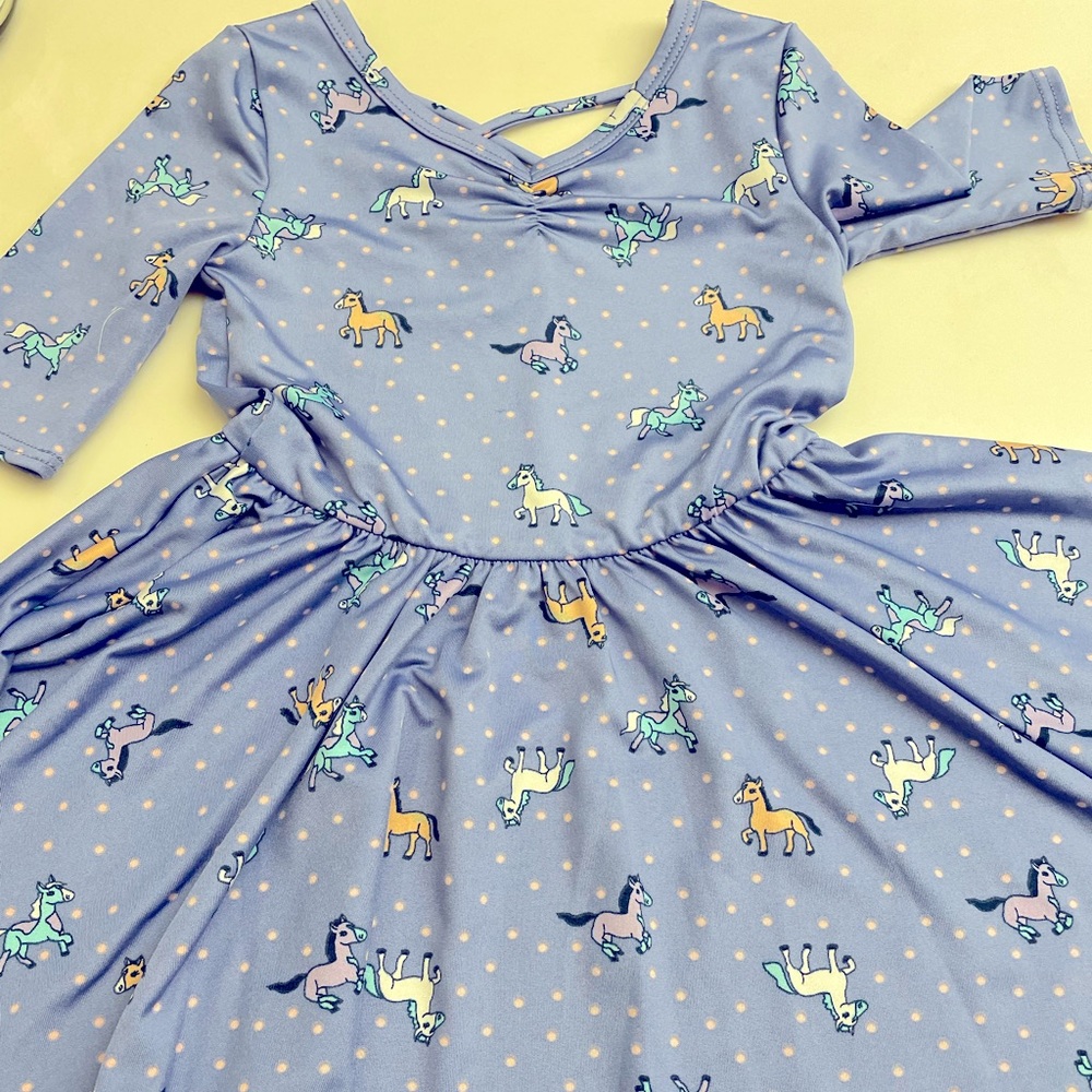 Dot dot smile horse dress. Small snag as shown in pictures. Size 2t.